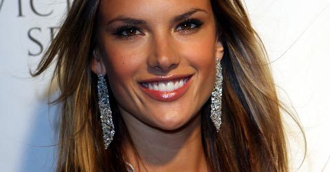 Alessandra Ambrosio Niukoissa Bikineissa Sykahdyttaa Stara